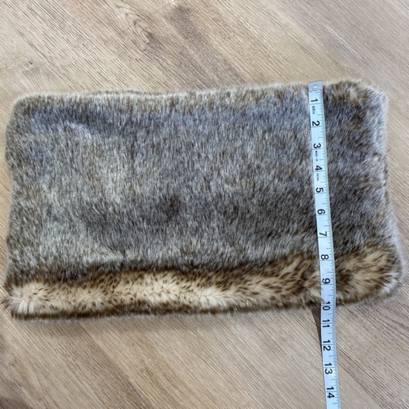2/$30 ✨Aerie Faux Fur Neck Warmer - Picture 2 of 5
